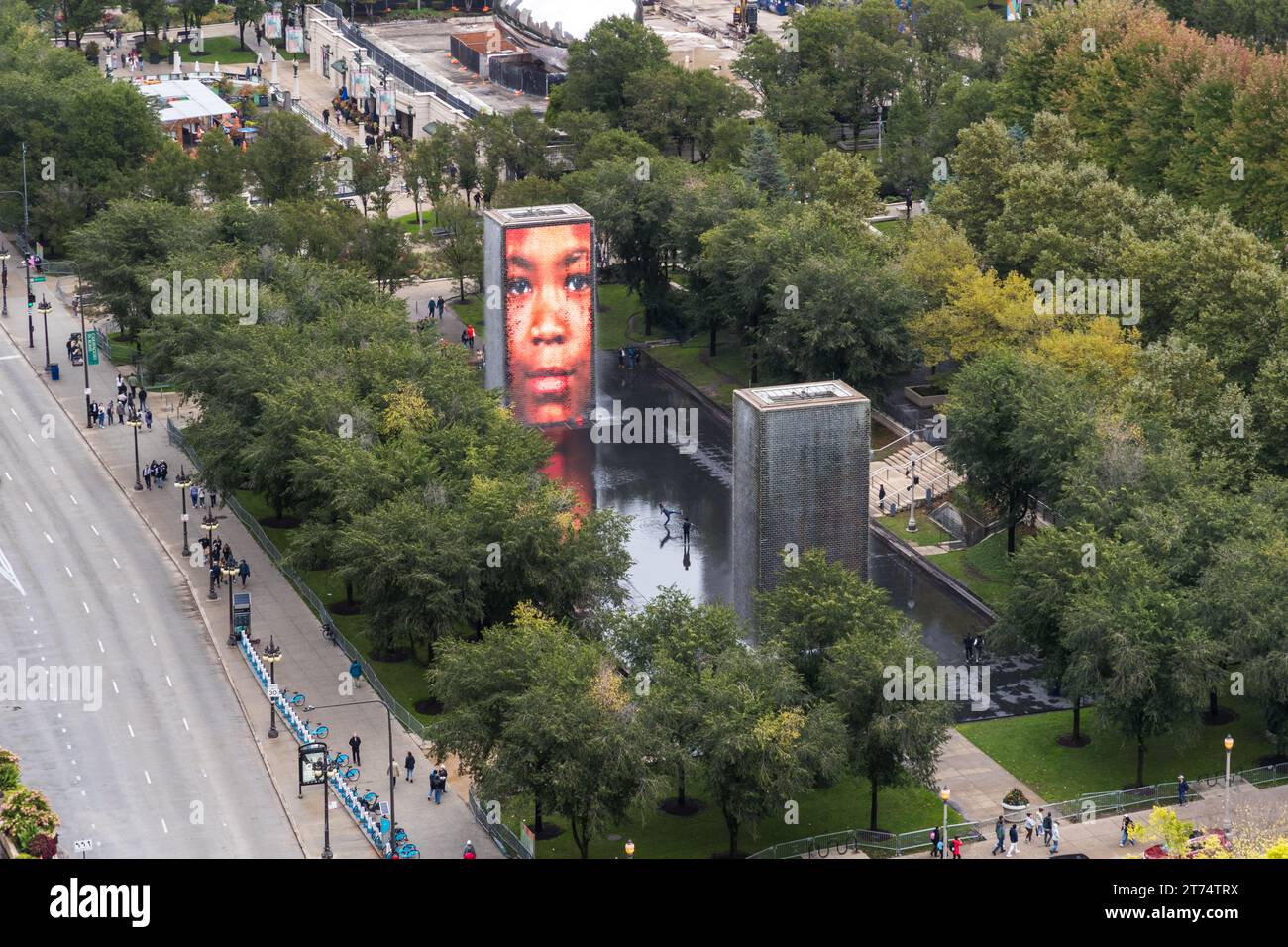Der Crown Fountain ist eine öffentliche Skulptur mit 2 50 m Höhe. LED-Türme und ein reflektierender Pool von dem katalanischen Künstler Jaume Plensa in Chicago, USA Stockfoto