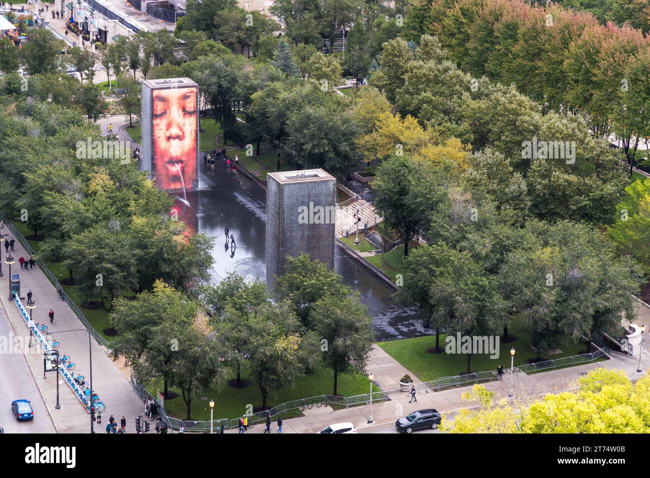 Der Crown Fountain ist eine öffentliche Skulptur mit 2 50 m Höhe. LED-Türme und ein reflektierender Pool von dem katalanischen Künstler Jaume Plensa in Chicago, USA Stockfoto