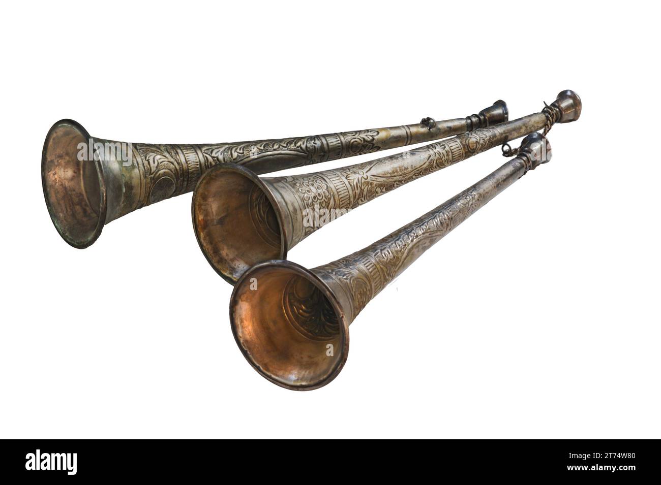 Drei Trompetenhörner zeigen ein ausgefallenes silberfarbenes Design, ein Musikpreisinstrument, das vor über 100 Jahren an den Feuerwehrmann verliehen wurde. Stockfoto