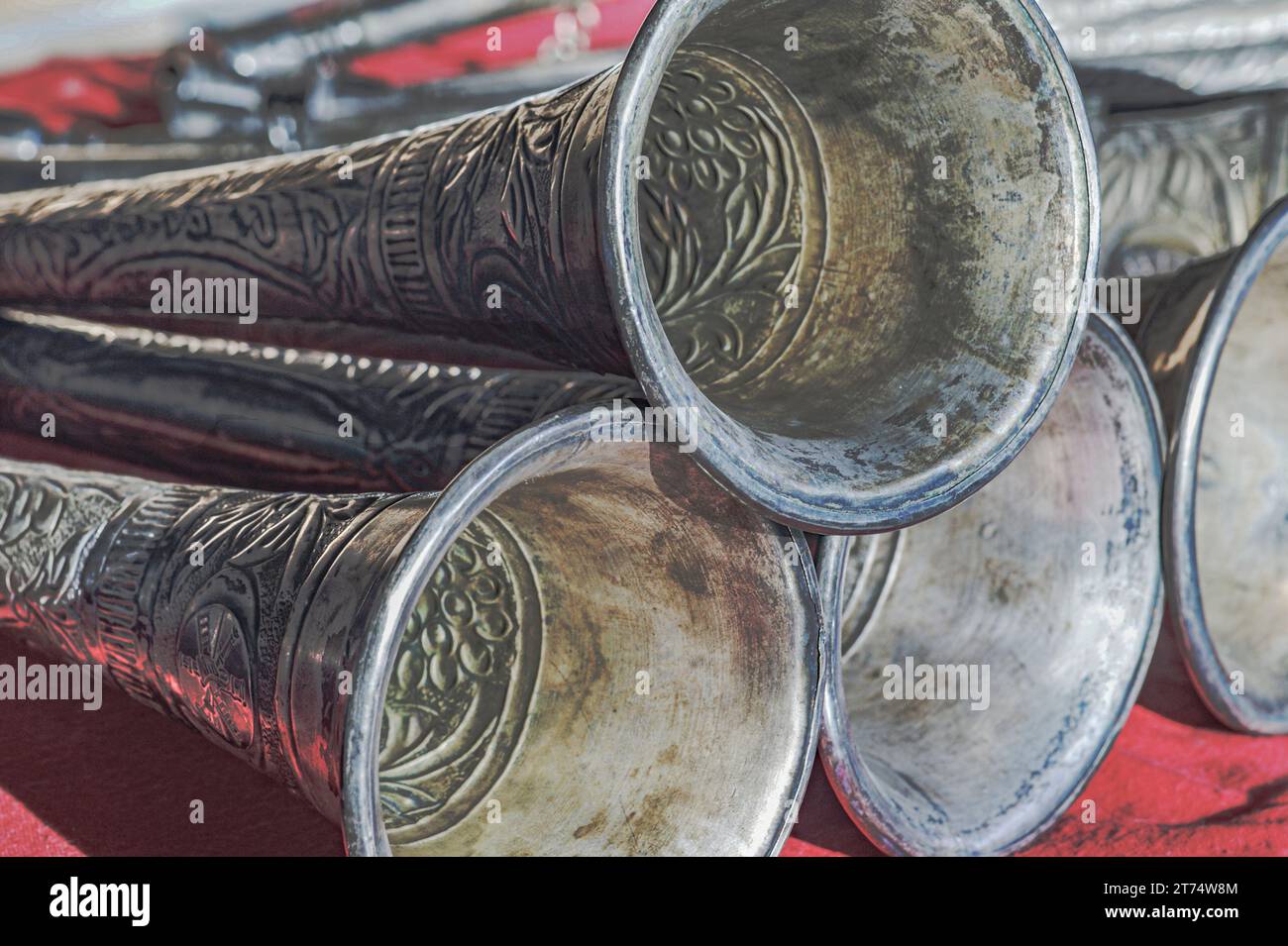 Trompeten-Hörner zeigen ein aufwändiges silberfarbenes Design, ein Musikinstrument, das vor über 100 Jahren an Feuerwehrmann verliehen wurde. Stockfoto