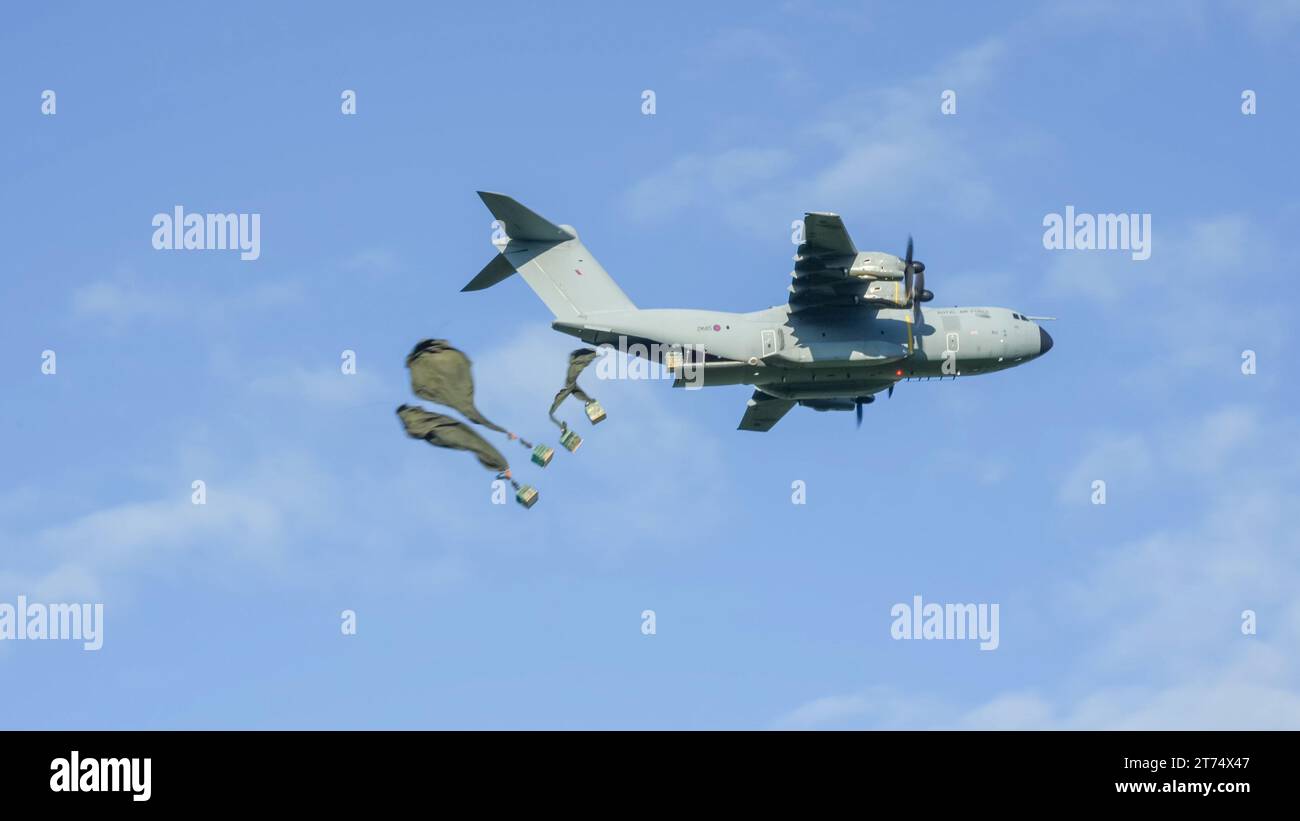 ZM415 RAF Royal Air Force Airbus A400M Atlas Militärfrachtflugzeug auf einem Container-Delivery-System (CDS) mit Fallschirmabwurf über Wiltshire UK Stockfoto