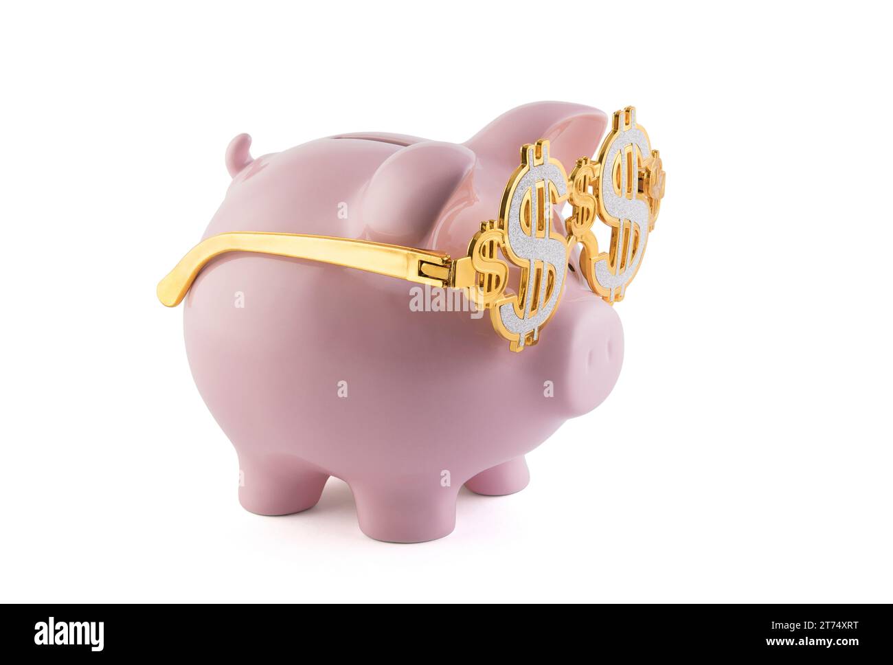 Rosafarbene Schweinebank trägt goldene Gläser mit Dollarzeichen isoliert auf weißem Hintergrund mit Schneideweg Stockfoto
