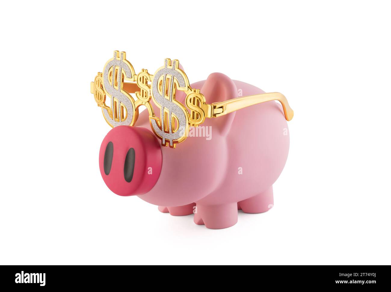Rosafarbene Schweinebank trägt goldene Gläser mit Dollarzeichen isoliert auf weißem Hintergrund mit Schneideweg Stockfoto