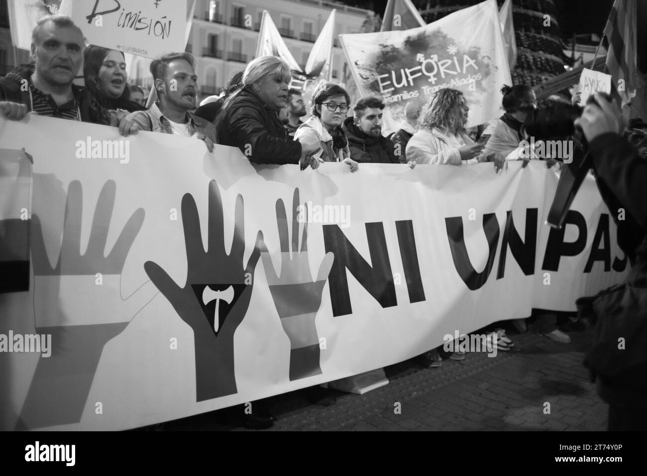 Demonstranten während einer Demonstration gegen die neuen Trans- und LGTBI-Gesetze der Gemeinschaft Madrid am 13. November 2023 in Madrid in Puerta del Sol, Stockfoto