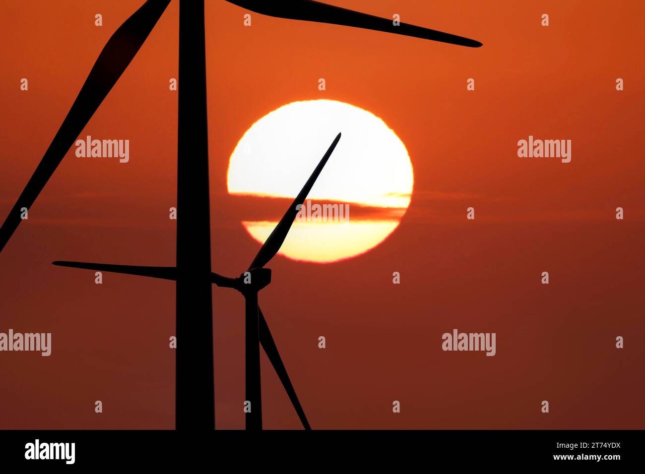 Windmühlen in der Landschaft von Katalonien in Spanien Stockfoto