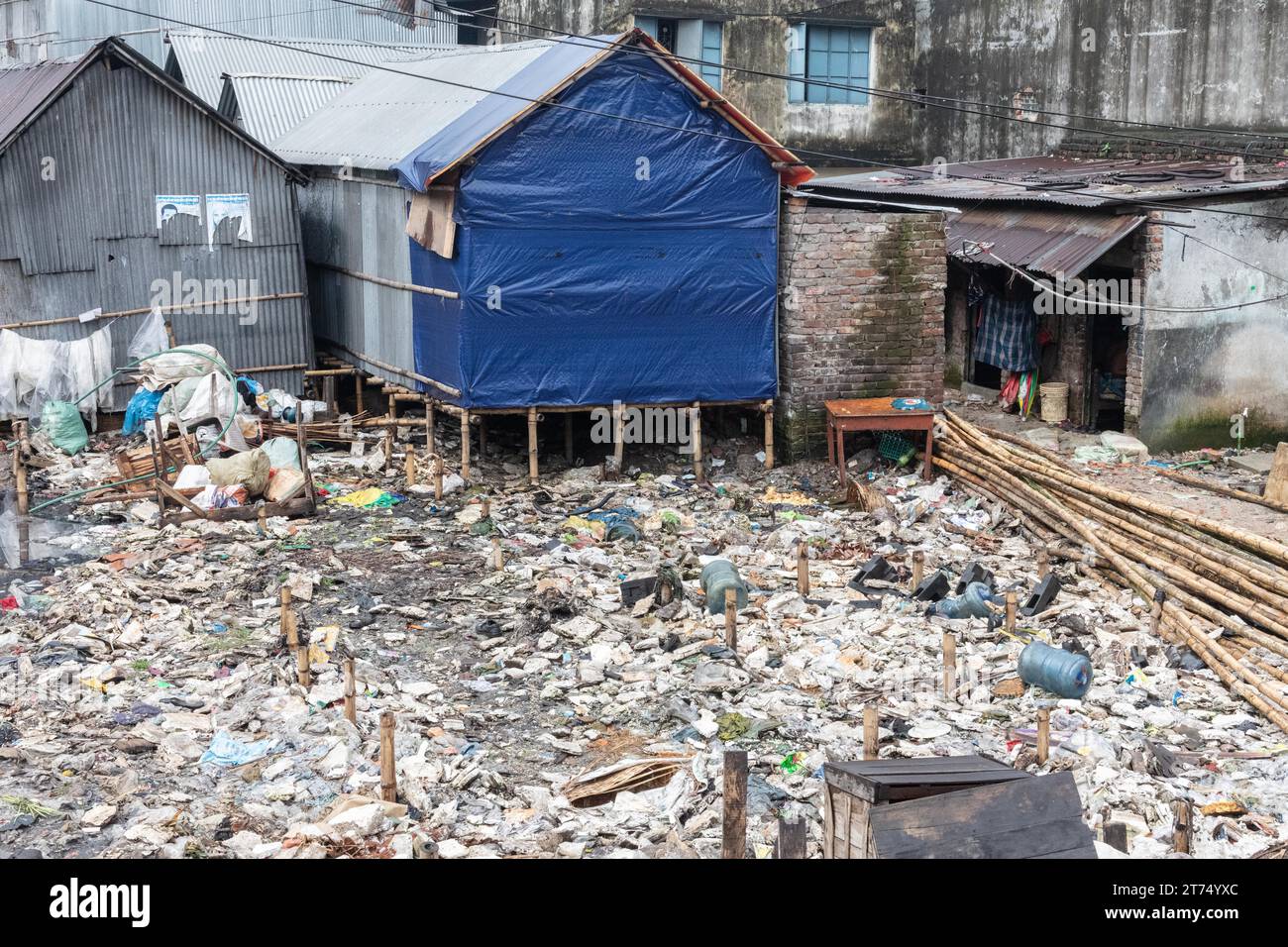 Müll, Tejgaon Slum Gegend, Dhaka, Bangladesch Stockfoto