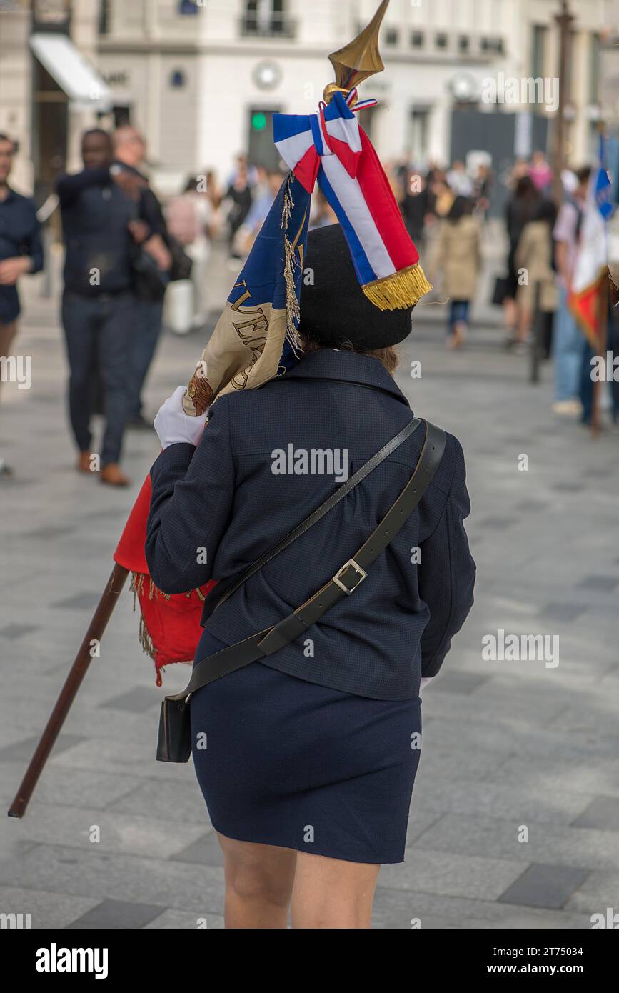 Fahnenträger auf dem Weg zu einer Kundgebung, Paris Stockfoto