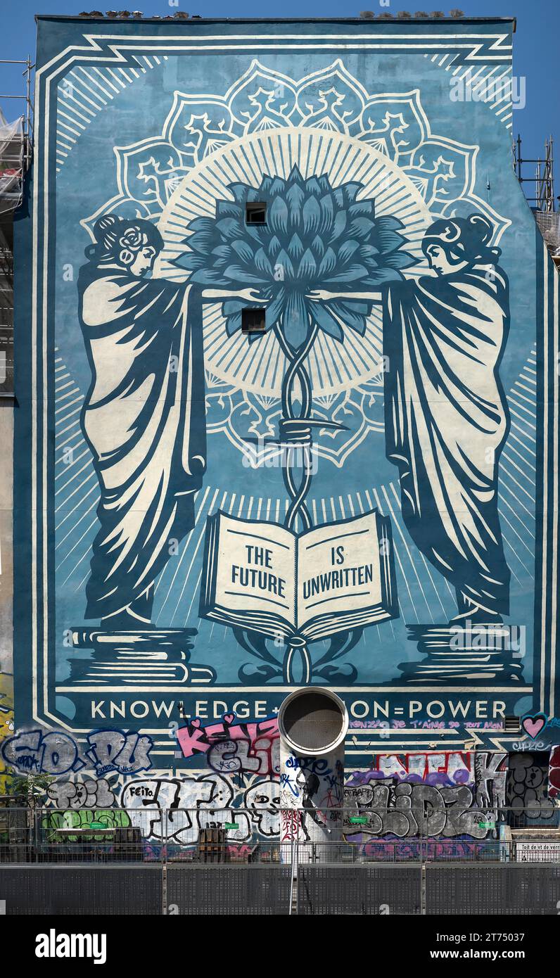 Wandgemälde im Jugendstil an einer Hauswand, Paris, Frankreich Stockfoto