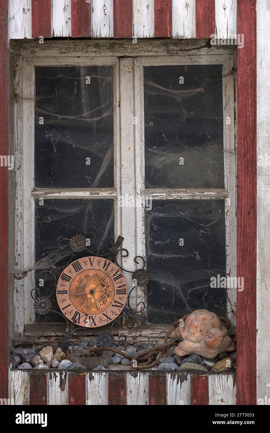 Fenster eines alten Bauernhauses mit Spinnweben und alter Küchenuhr, Bayern, Deutschland Stockfoto