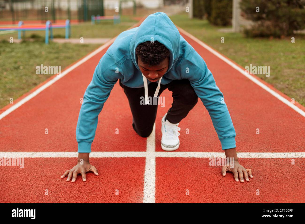 Aktiver Teenager, der im Freien joggen kann Stockfoto