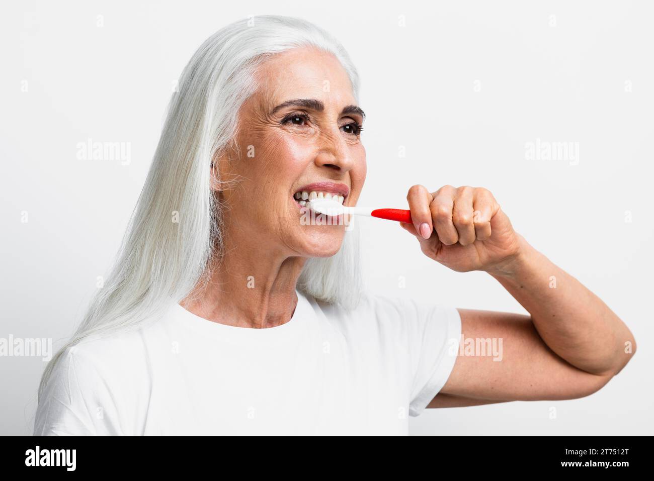 Schöne Frau mit Zahnbürste Stockfoto