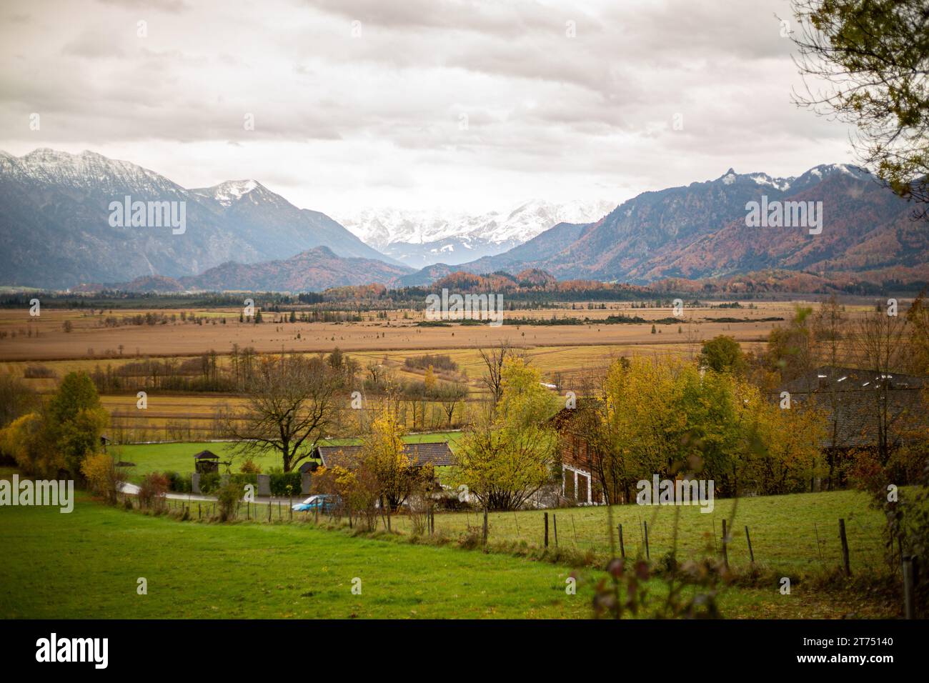 Murnau Am Staffelsee, Deutschland. November 2023. Herbstliches Regenwetter am 13.11.2023 im oberbayerischen Murnau im Alpenvorland. -- Regenwetter am 13. November 2023 im südbayerischen Murnau, Deutschland im Alpenvorland. (Foto: Alexander Pohl/SIPA USA) Credit: SIPA USA/Alamy Live News Stockfoto