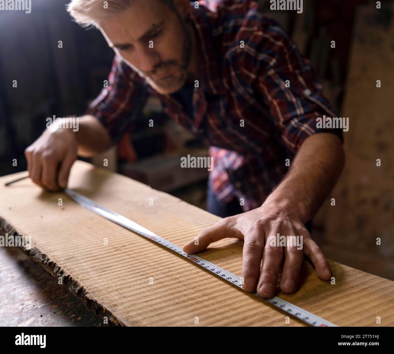 Nahaufnahme Mann, der mit Holz arbeitet 2 Stockfoto