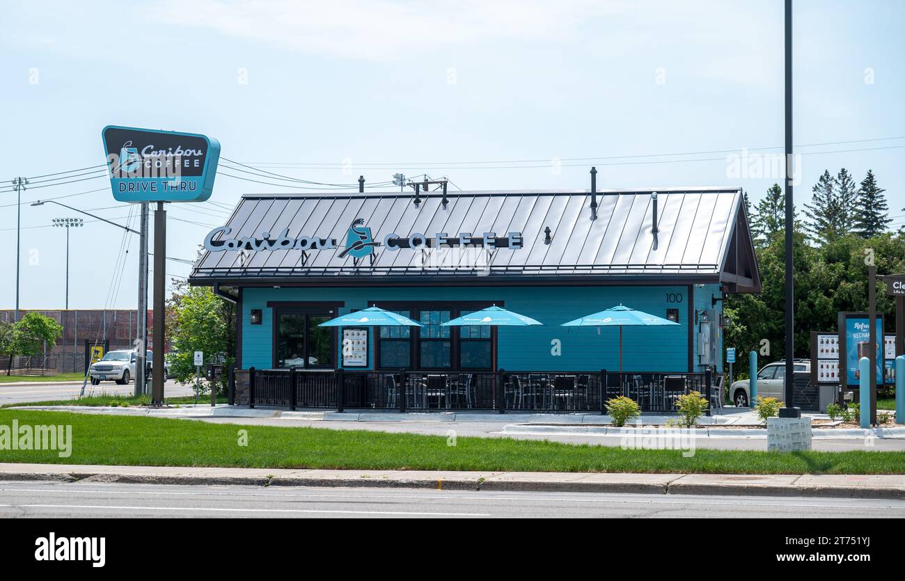 BEMIDJI, MN - 3. JUN 2023: Caribou Coffee Building und Fahrt durch Fahrzeuge auf einem Eckplatz. Stockfoto