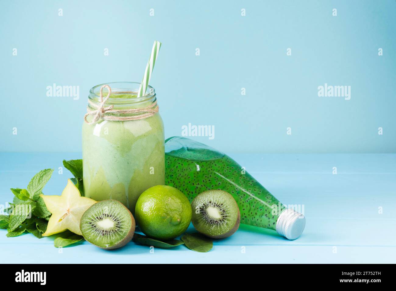 Grüner Frucht-Smoothie-Saft blauer Hintergrund Stockfoto