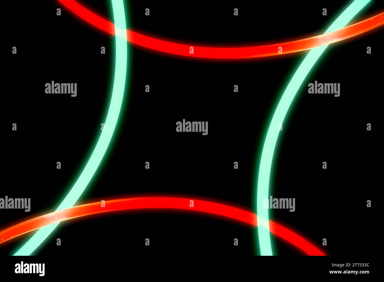 Leuchtende rote grüne Kurve leuchtet auf schwarzem Hintergrund Stockfoto
