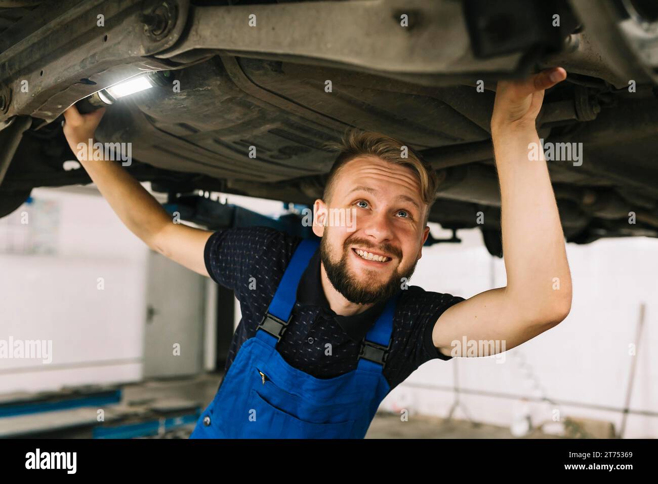 Mechaniker, der seine Arbeit genießt Stockfoto