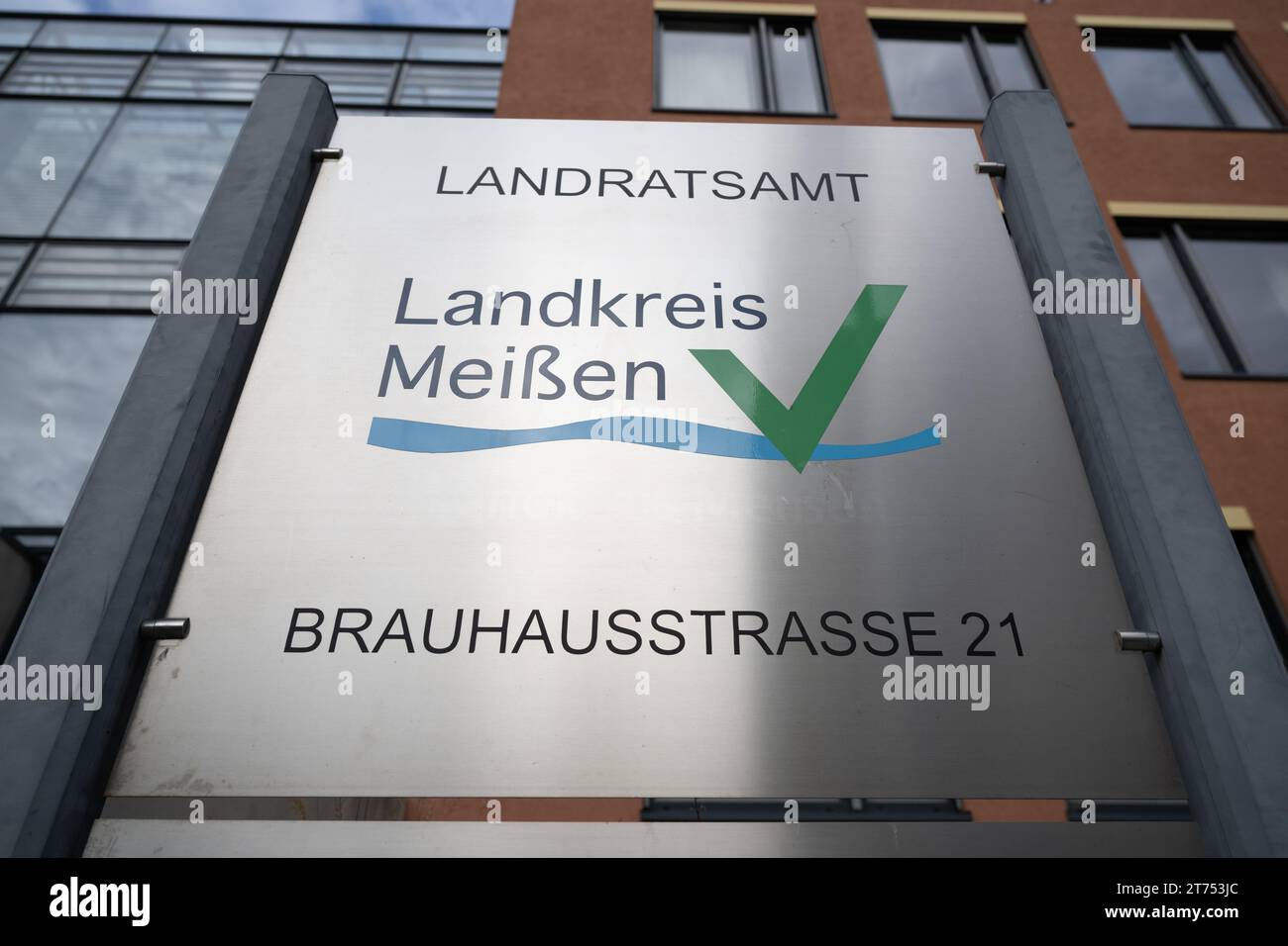 13. November 2023, Sachsen, Meißen: Ein Schild mit der Inschrift „Landratsamt Landkreis Meißen“. Foto: Sebastian Kahnert/dpa Stockfoto