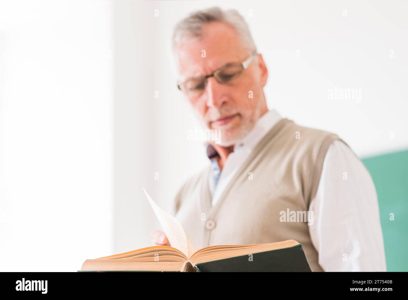 Senior männlicher Professor Brille Lesebuch Stockfoto