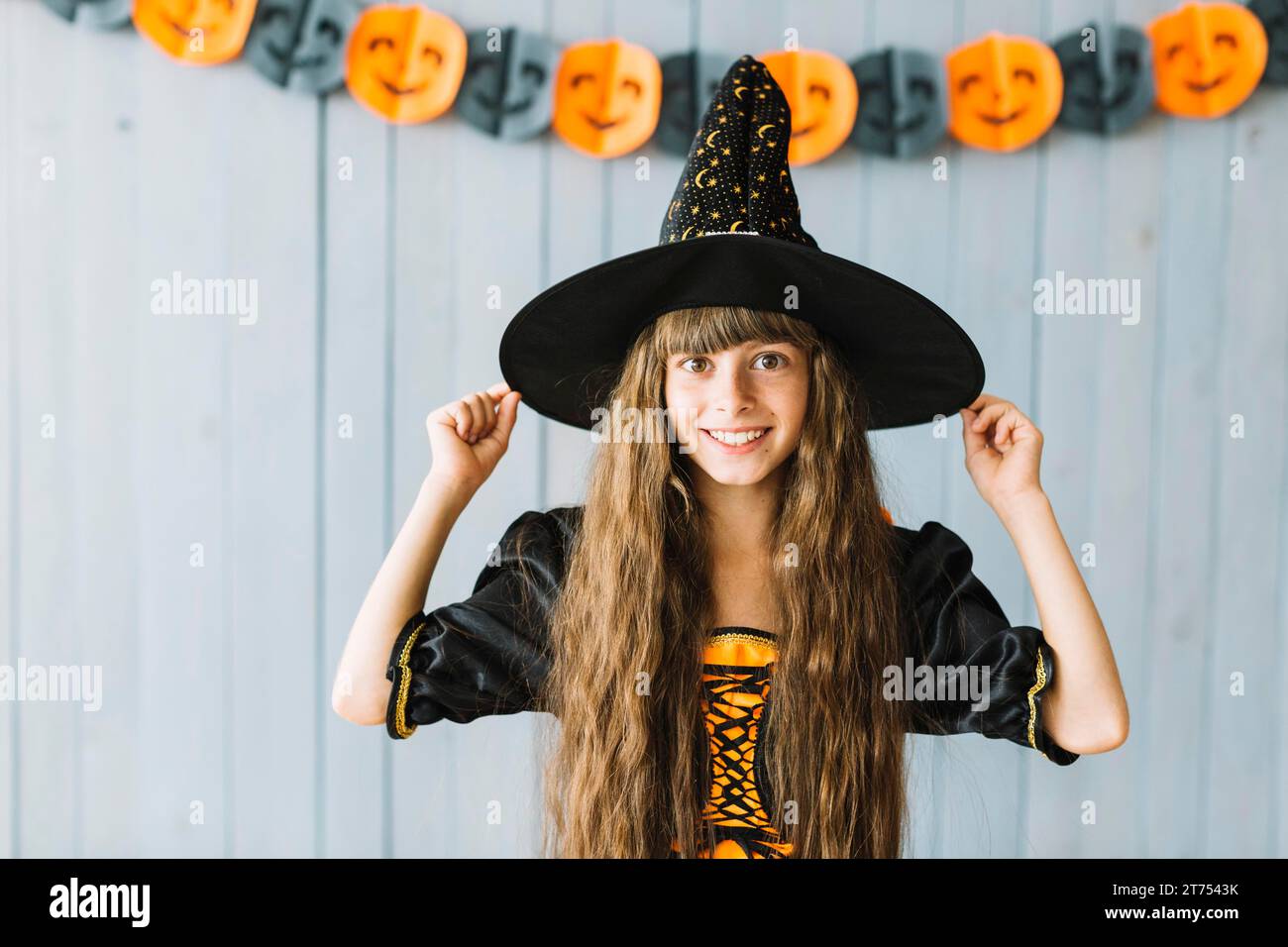 Lächelnde kleine Hexe halloween Party Stockfoto