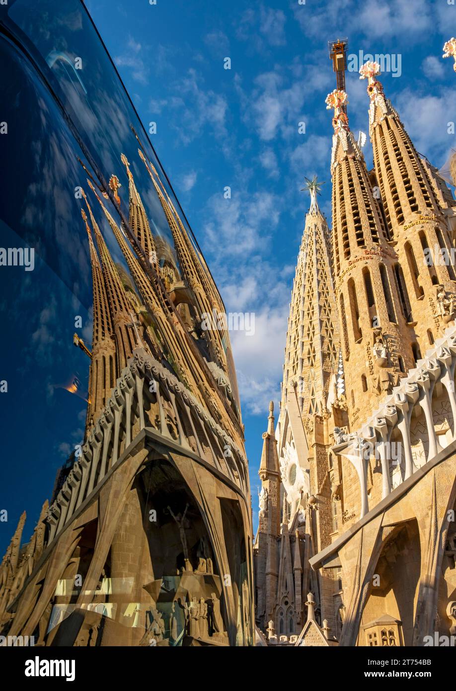 Sagrada Familia Reflexion in einem Autofenster, Barcelona, Spanien Stockfoto