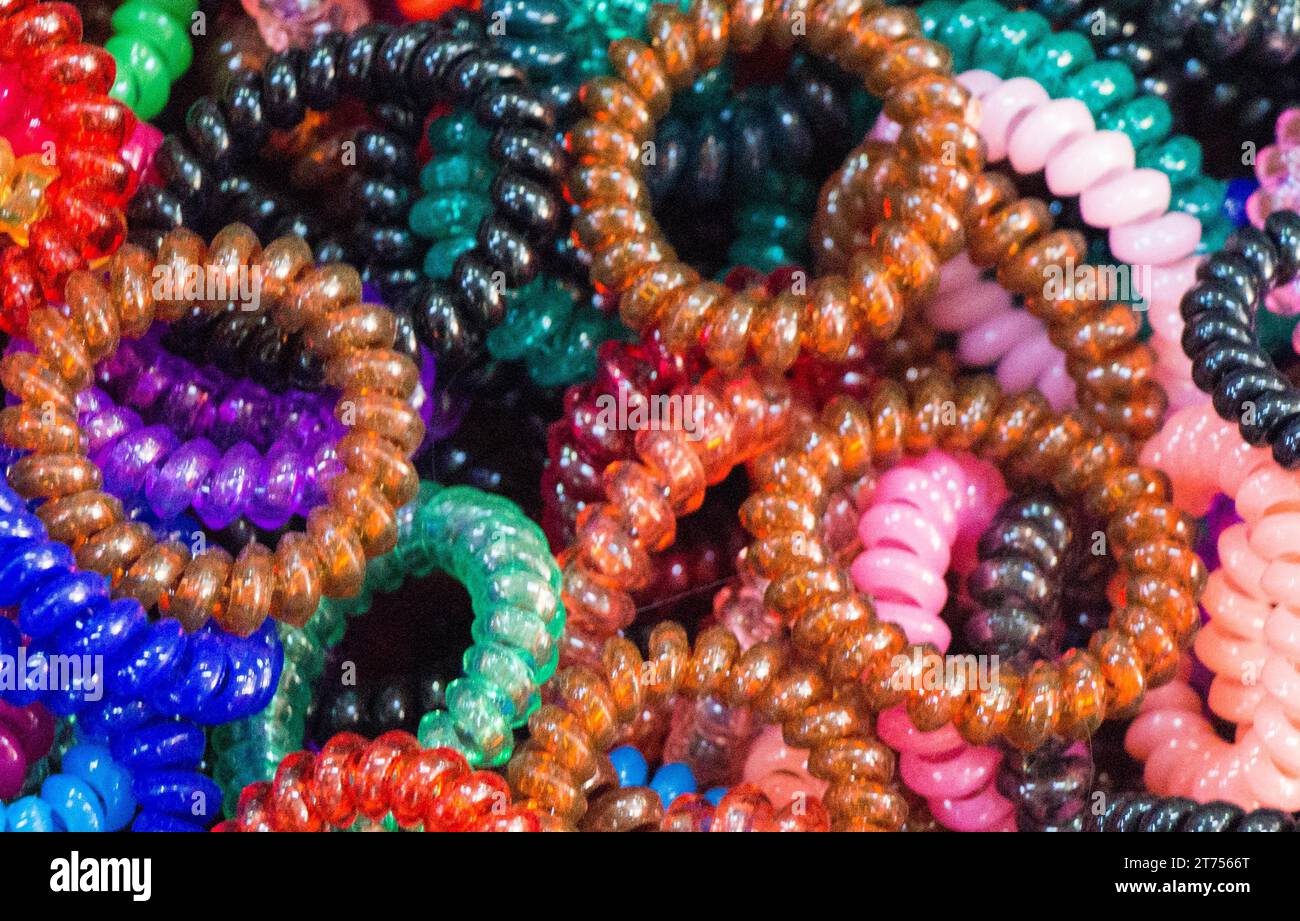 Armband in einige bunte Perlen Material Stockfoto