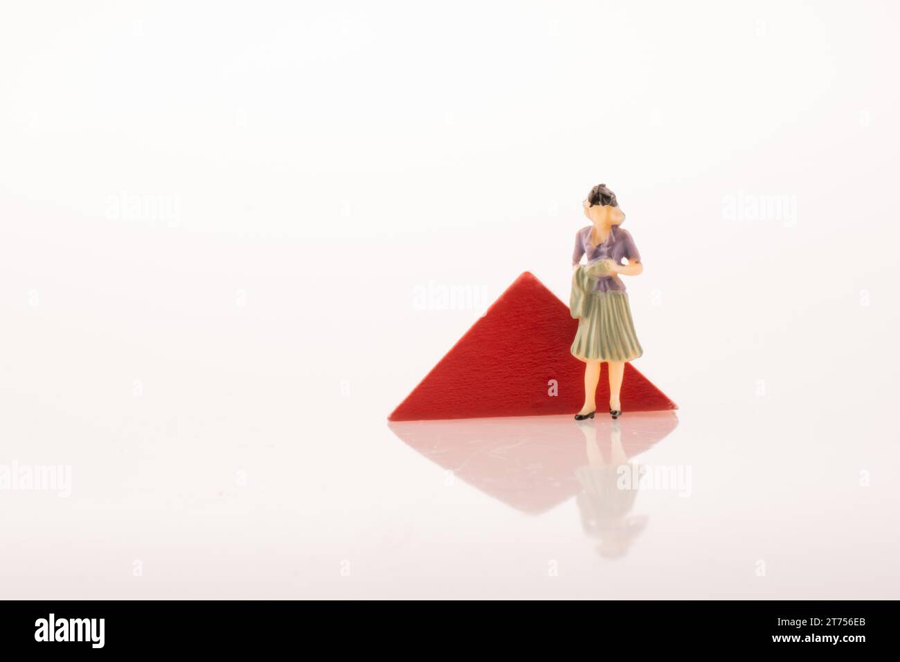 Frau Figur in der Nähe ein Colour-Blocking auf weißem Hintergrund Stockfoto