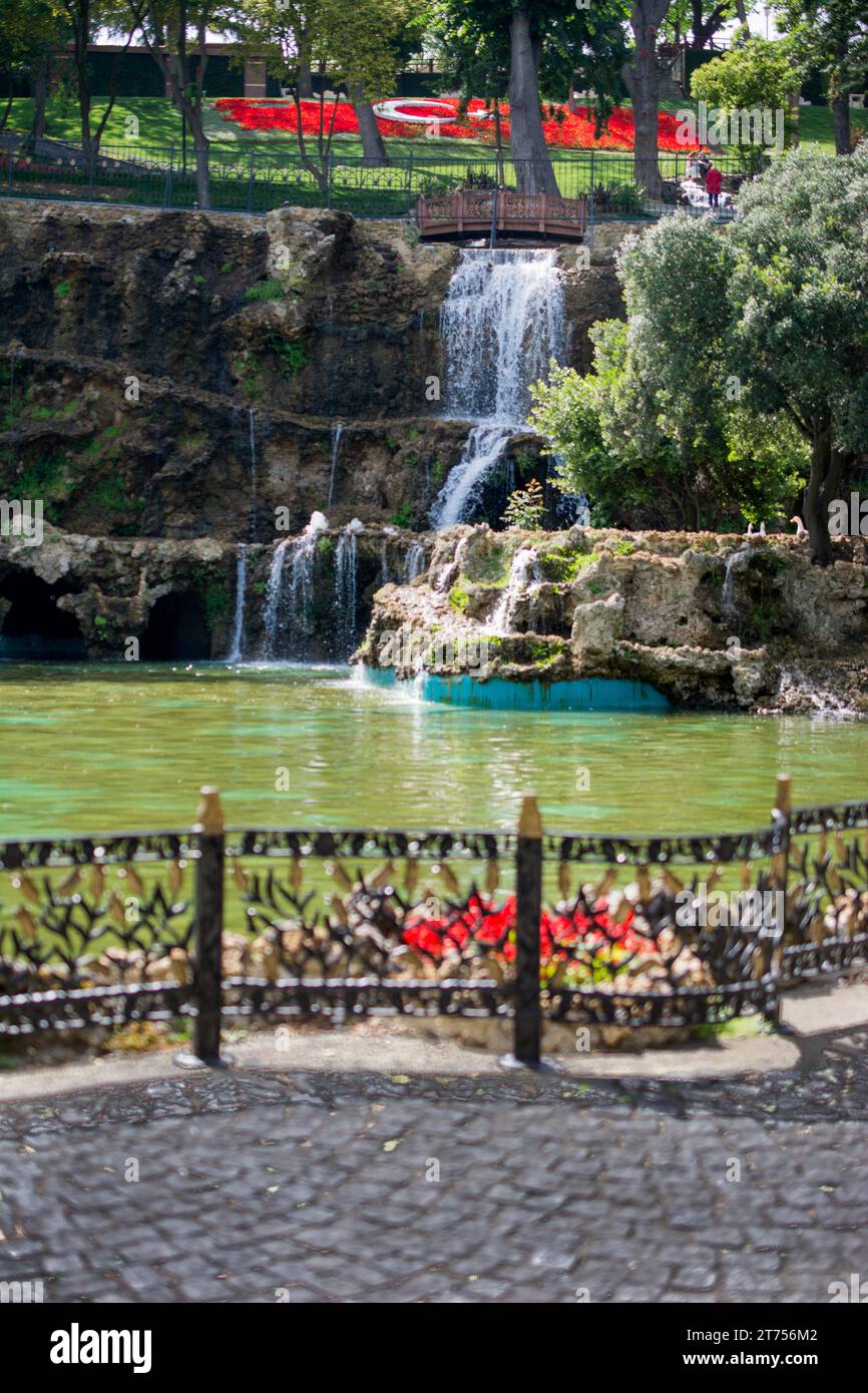 Schöner Wasserfall in einem Park als natürlichen Hintergrund Stockfoto
