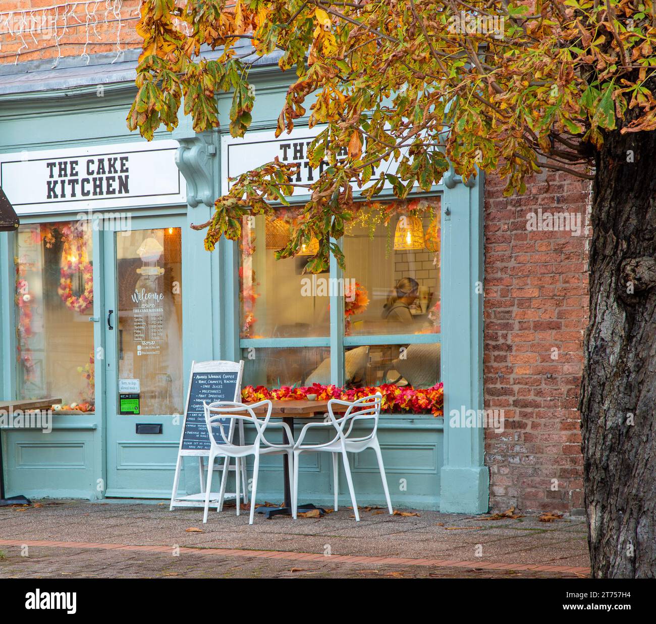 Kleines, unabhängiges Café und Café in der Kuchenküche in der walisischen Stadt Chirk Wales Stockfoto