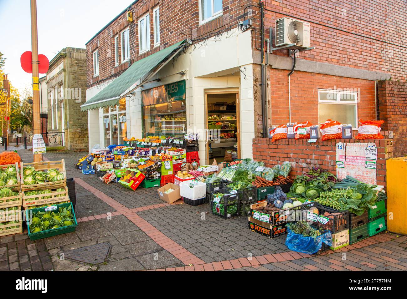 Kleines unabhängiges Obst- und Gemüseladen in der walisischen Stadt Chirk Wales, dessen Produkte auf dem Bürgersteig am Ladeneingang verkauft werden Stockfoto