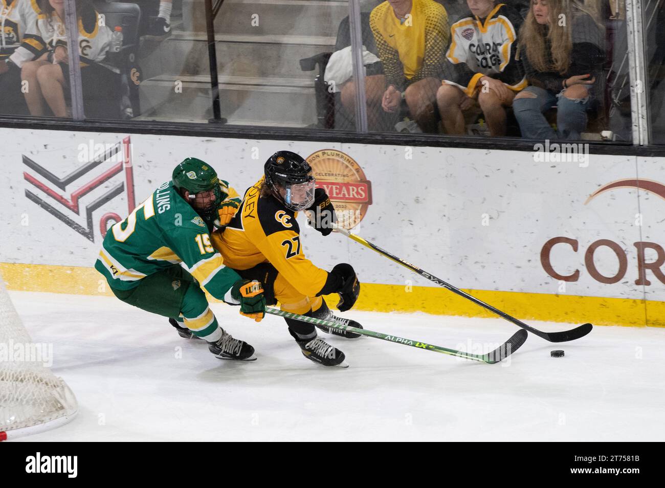 Stanley Cooley vom Colorado College (Gold #27) bringt den Puck auf dem Eis vorbei an einem Alaska Anchorage Spieler während eines College-Hockeyspiels in der Robson Arena. Stockfoto