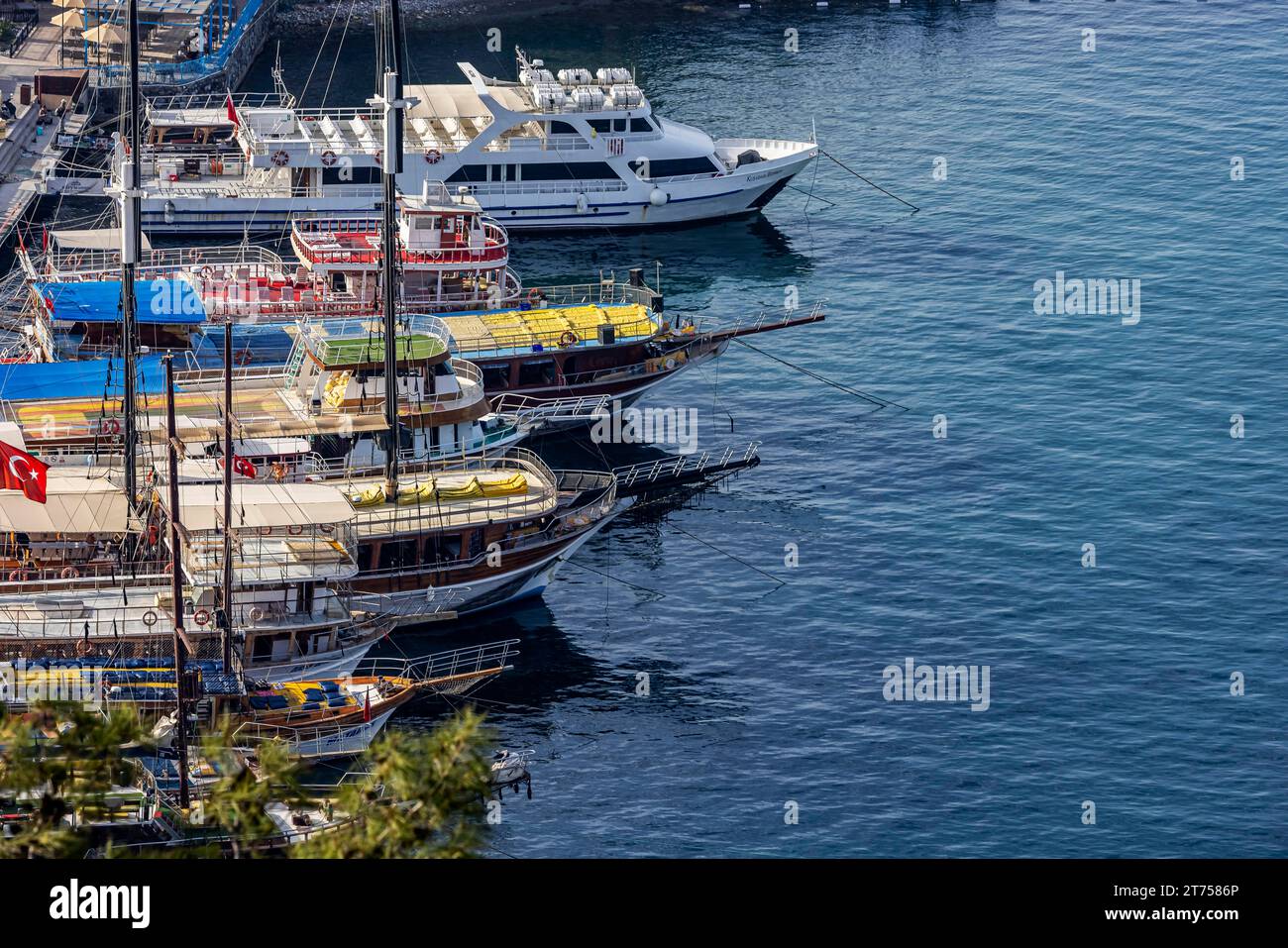 Ausflugsboote liegen auf dem Damm zur Pigeon Island in der Bucht von Kusadasi, Kusadasi, Provinz Aydin, Ägäis, Türkei Stockfoto
