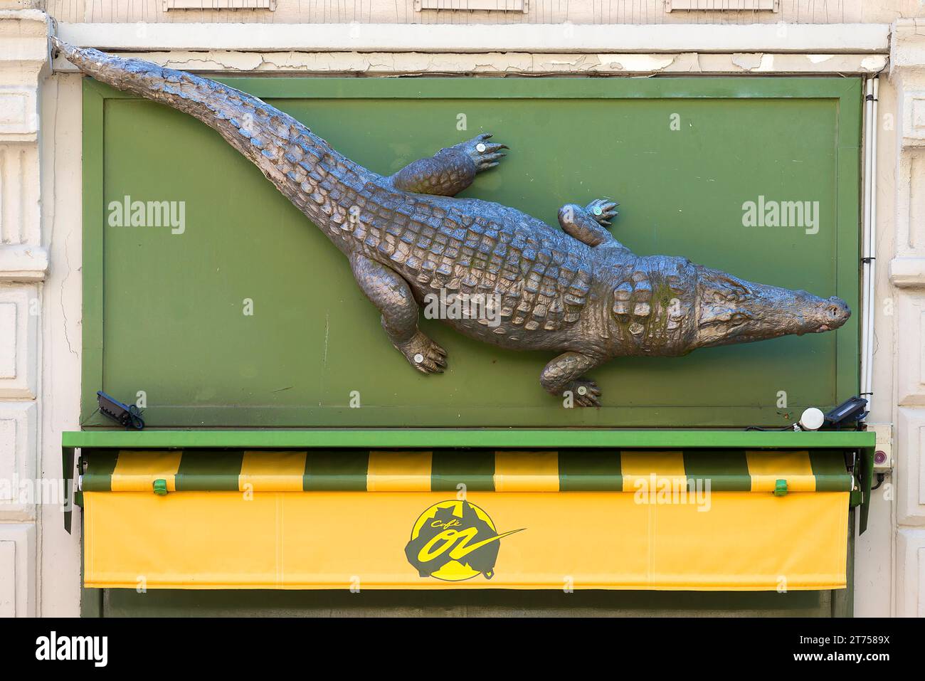 Krokodilfigur über Cafe Oz, 18 Rue Saint-Denis, Paris, Frankreich Stockfoto