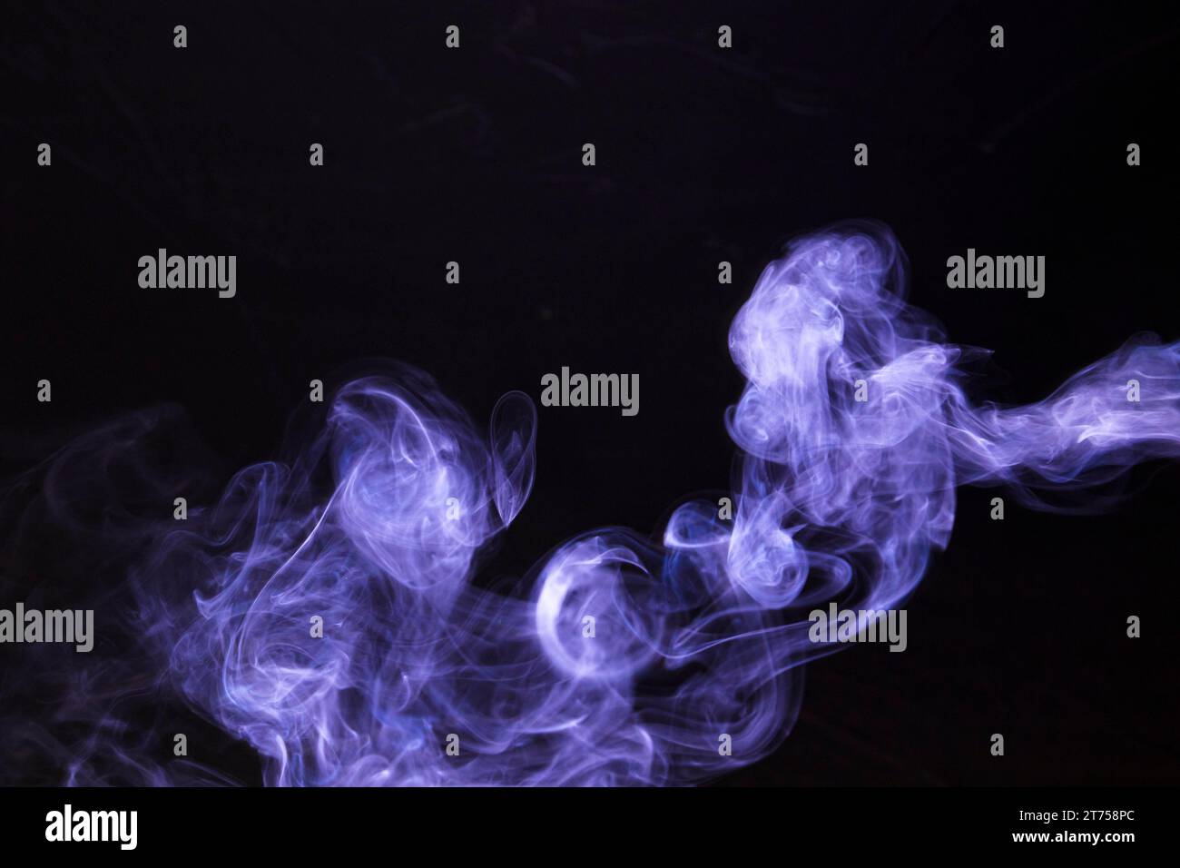 Abstrakte Textur lila magischen Rauch schwarzer Hintergrund Stockfoto