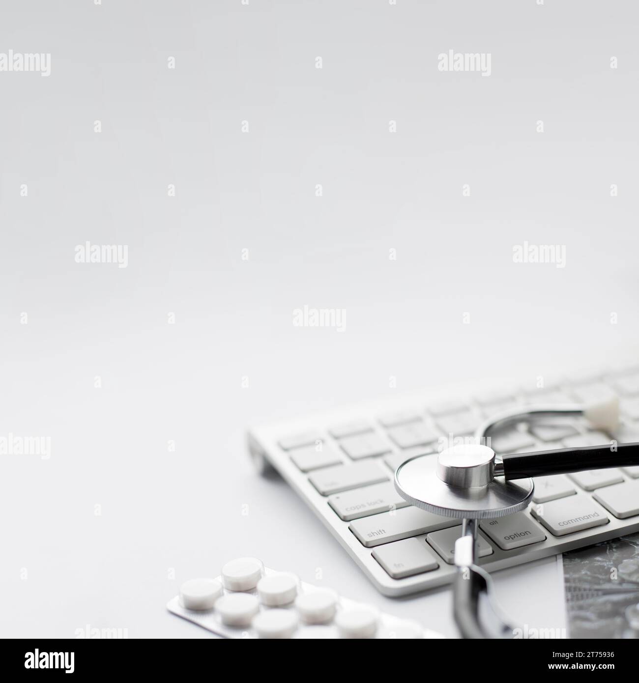 Blisterpackung Pillen Stethoskop mit drahtloser Tastatur weißem Hintergrund Stockfoto