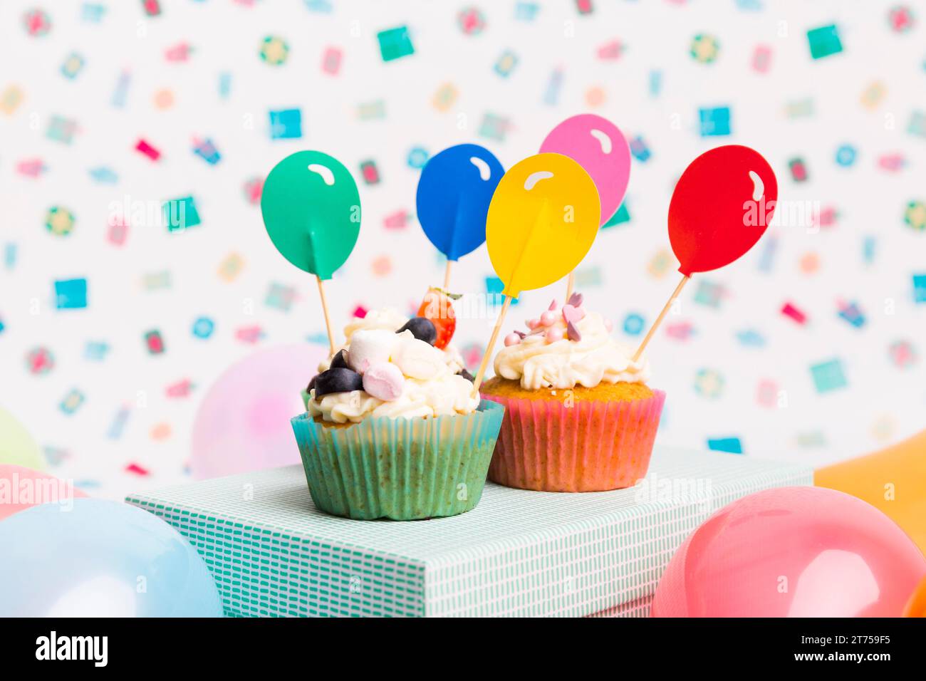 Cupcakes mit Ballon Toppers Blue Box Stockfoto
