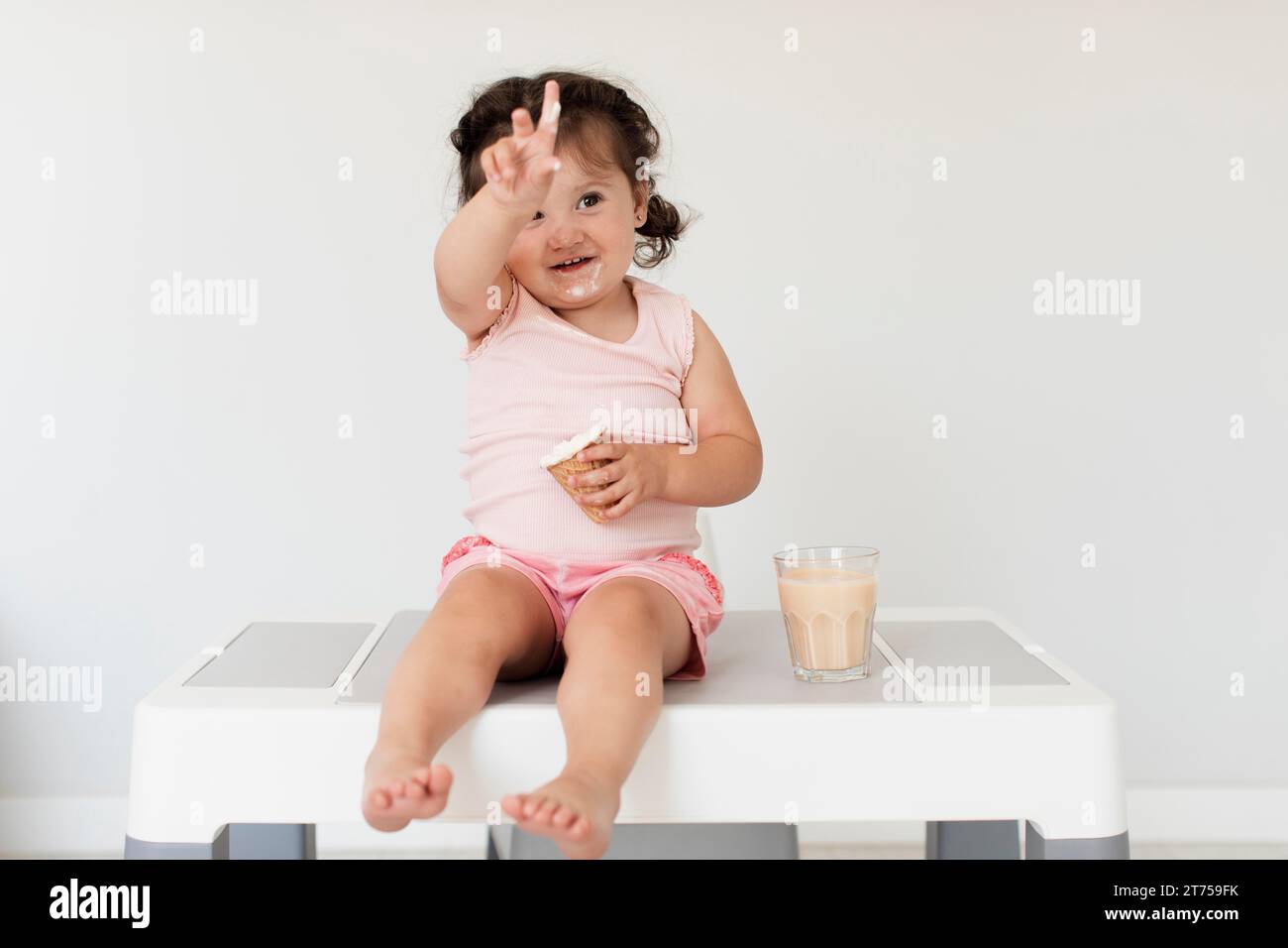 Süßes kleines Mädchen mit Eis Stockfoto