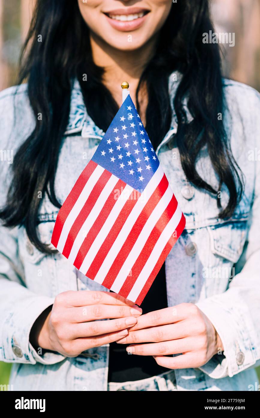 Ethnische Frau mit amerikanischer Flagge Stockfoto