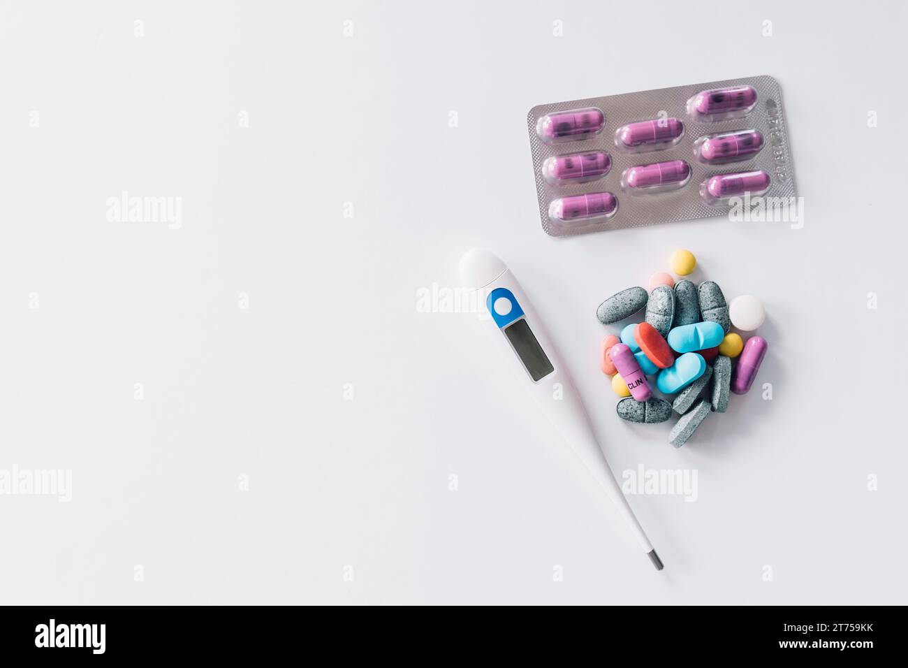 Erhöhte Ansicht Thermometer Pillen Blisterpackung weißer Hintergrund Stockfoto