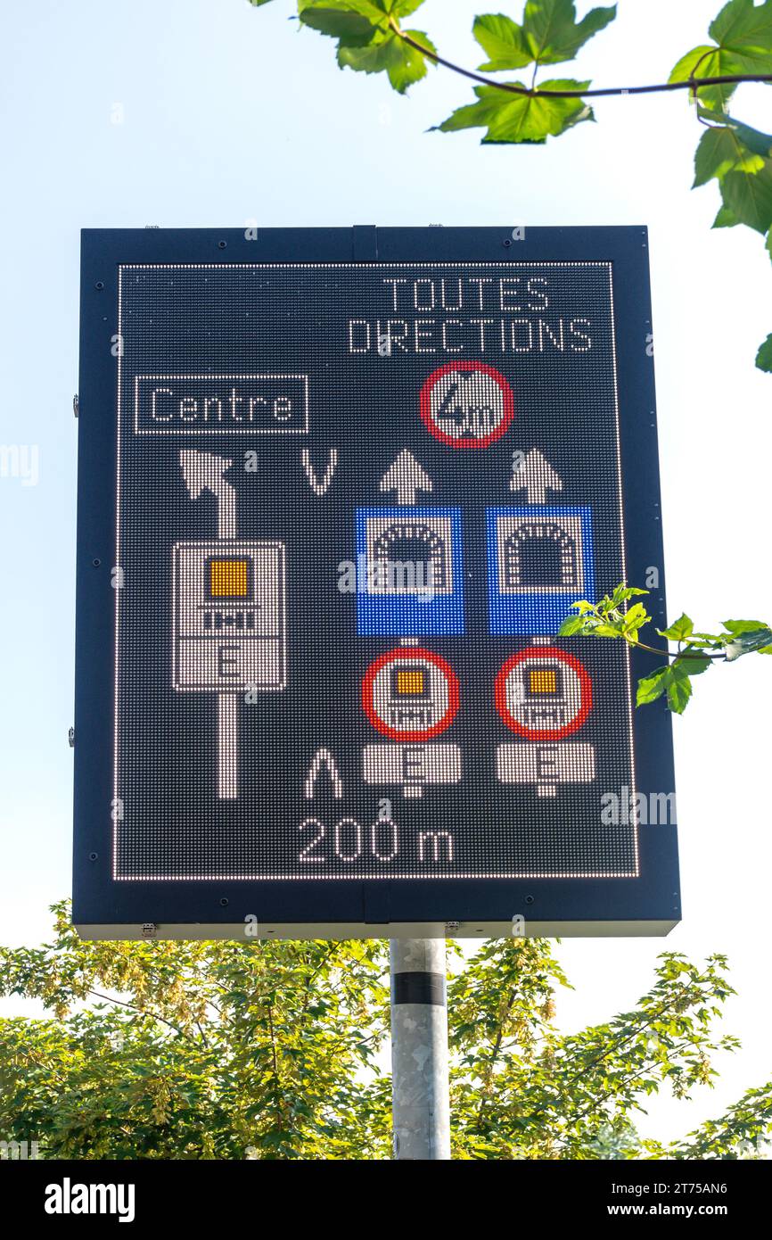 Elektronisches Verkehrszeichen auf der Brücke La Passerelle, Ville Haute, Stadt Luxemburg, Luxemburg Stockfoto
