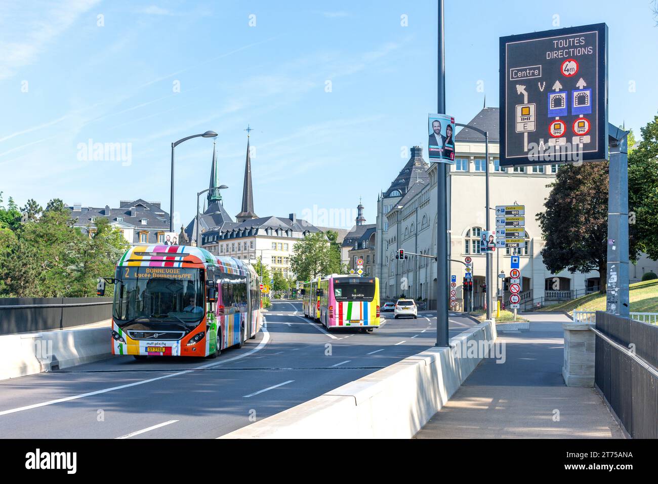 Lokale Busse auf dem Boulevard Franklin Delano Roosevelt, Ville Haute, Stadt Luxemburg, Luxemburg Stockfoto