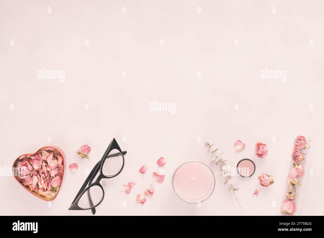 Rosenblätter mit Gläsern Kerzentisch Stockfoto