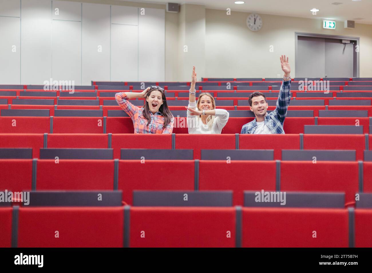 Studenten heben Hände, Universitätsamphitheater Stockfoto