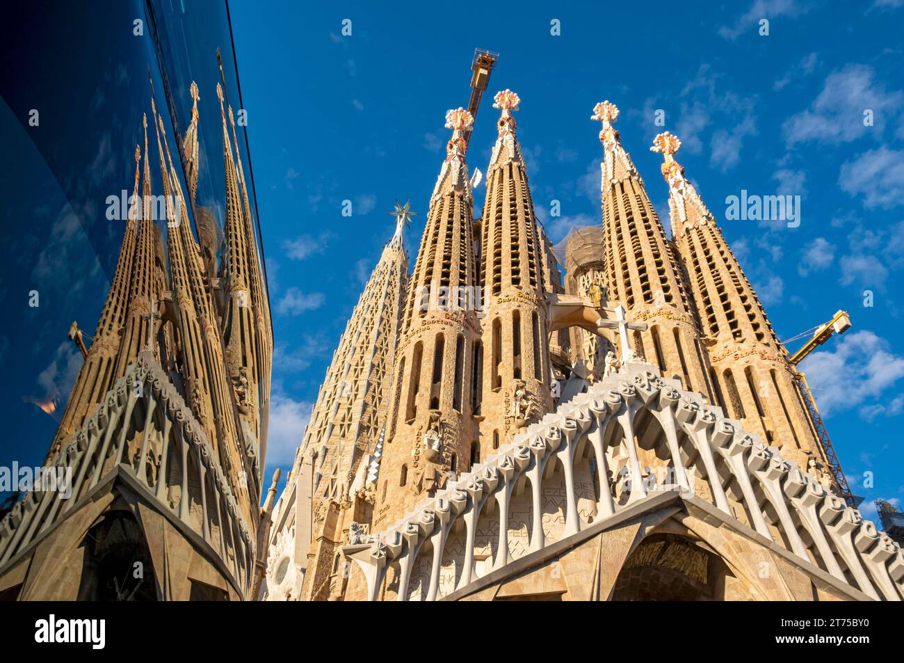 Sagrada Familia Reflexion in einem Autofenster, Barcelona, Spanien Stockfoto