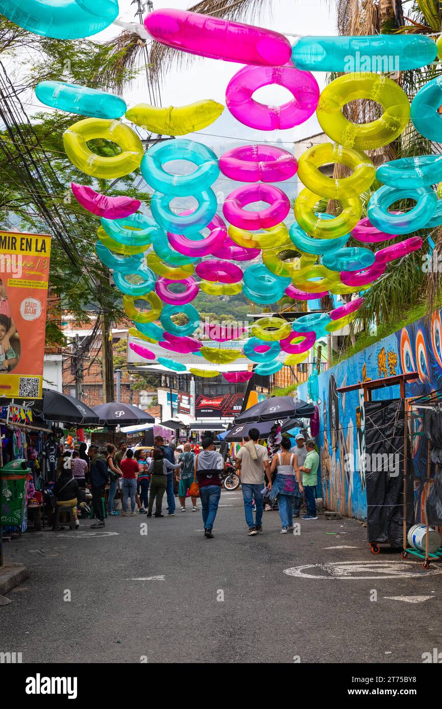 Ballons hängen über der Straße, Comuna 13, Medellin, Kolumbien Stockfoto