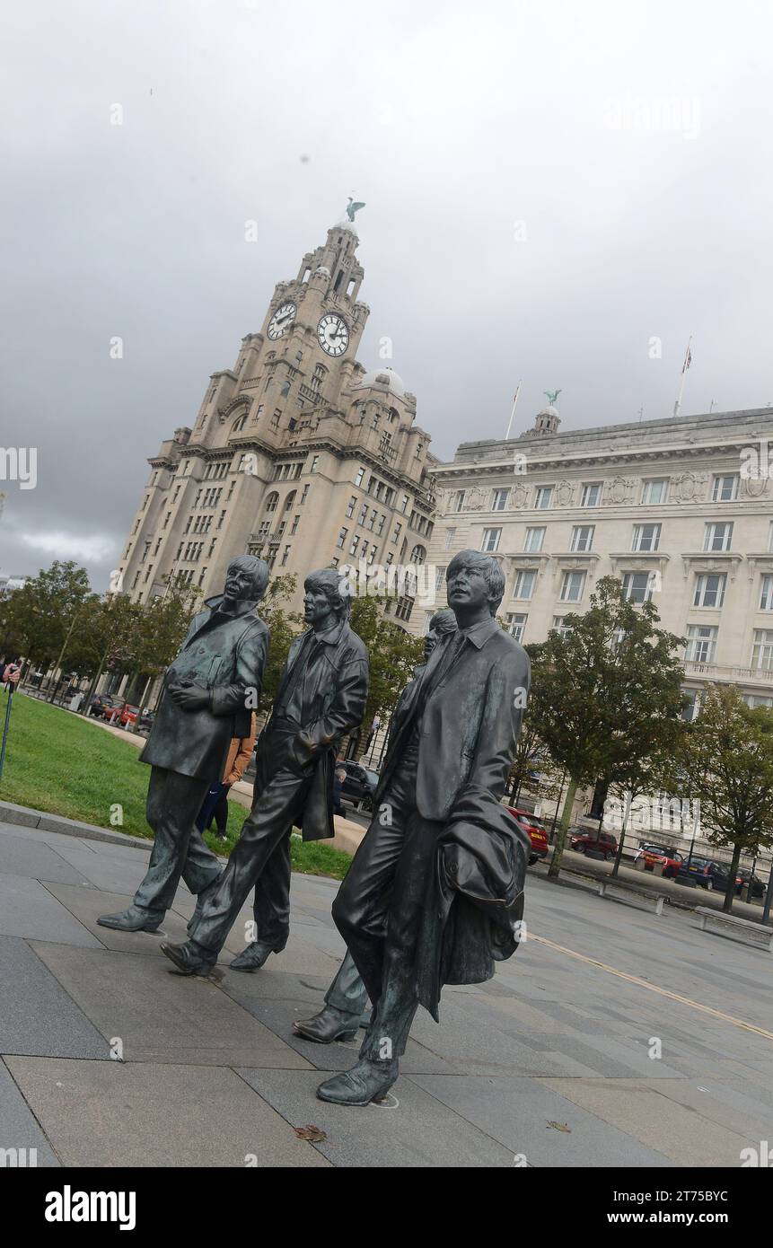 Liverpool, England, Großbritannien. Oktober 2023. 20231001: Die Beatles-Statue wurde 2015 am Pier Head in Liverpool, England, enthüllt. Der Cavern Club stiftete die Bronzestatue, die der örtliche Bildhauer Andy Edwards schuf. (Kreditbild: © Chuck Myers/ZUMA Press Wire) NUR REDAKTIONELLE VERWENDUNG! Nicht für kommerzielle ZWECKE! Stockfoto