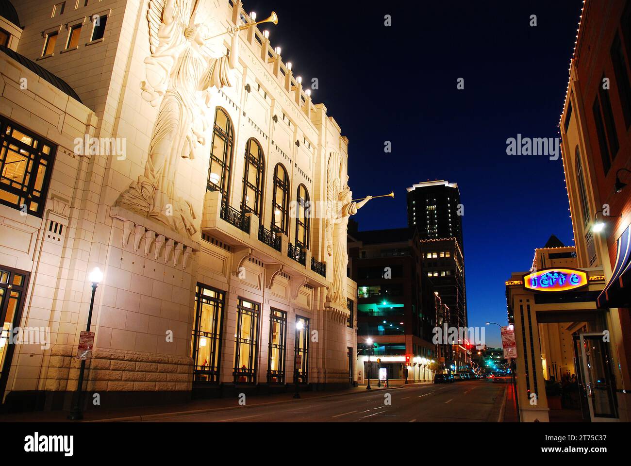 Trompetengel flankieren die Bass Performance Hall in ft Worth, Texas, und werden nachts beleuchtet Stockfoto