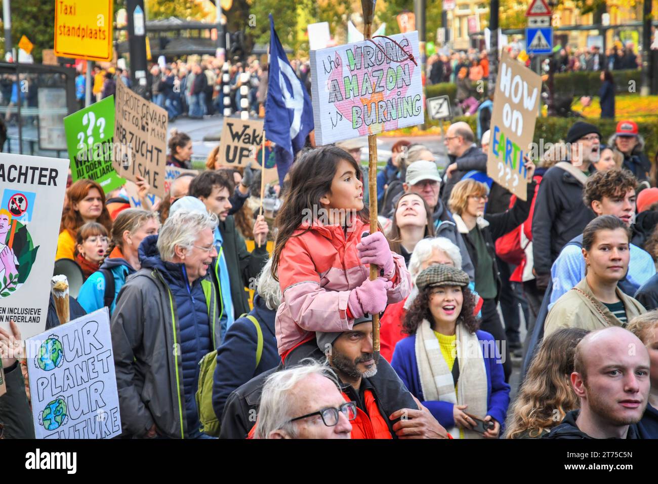 Amsterdam, Niederlande. November 2023. Mehr als 80,000 Menschen marschierten durch Amsterdam, um gegen den Klimawandel und andere Themen zu protestieren. Die schwedische Aktivistin Greta Thunberg war eine der Redner. Stockfoto
