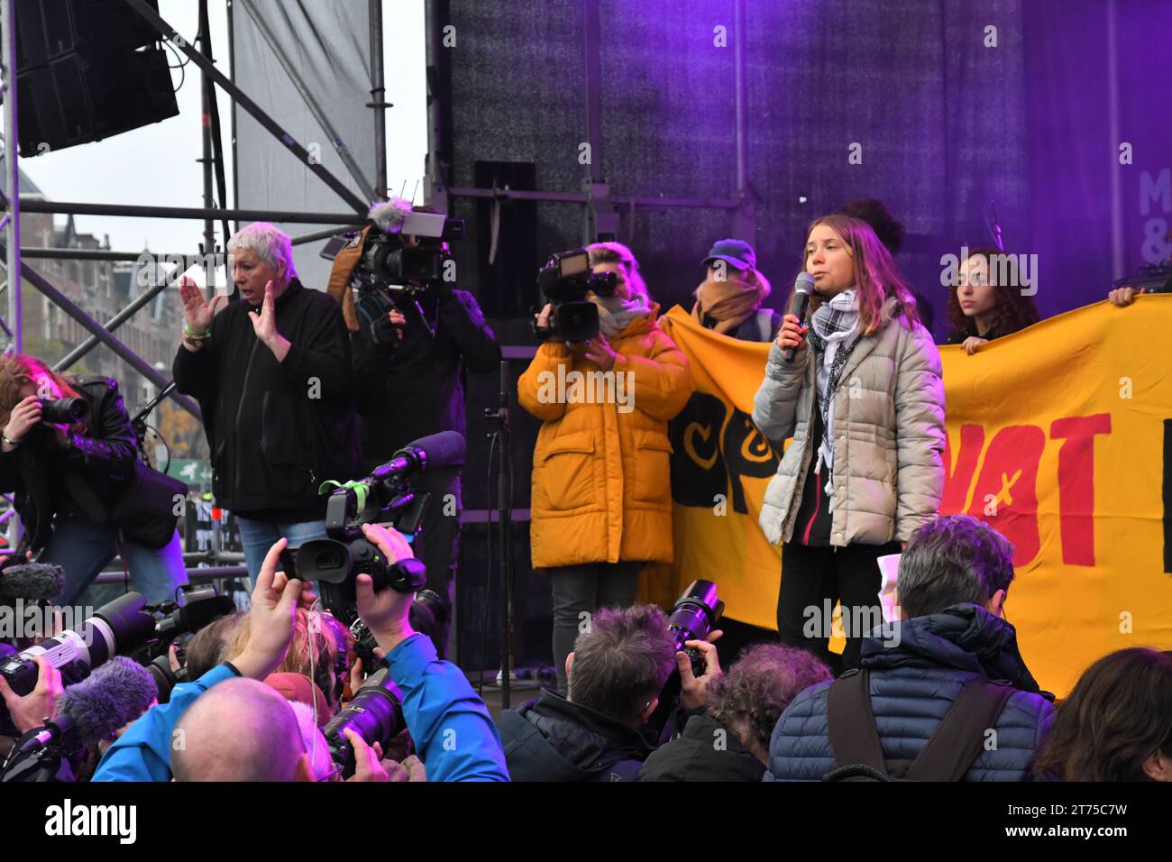 Amsterdam, Niederlande. November 2023. Mehr als 80,000 Menschen marschierten durch Amsterdam, um gegen den Klimawandel und andere Themen zu protestieren. Die schwedische Aktivistin Greta Thunberg war eine der Redner. Stockfoto