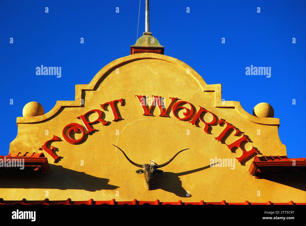 Ein Schädel eines Langhorn-Bullen hängt über dem Eingang zur ft Worth Stock Exchange and Commodity Market in den Forth Worth Stockyards in Texas Stockfoto